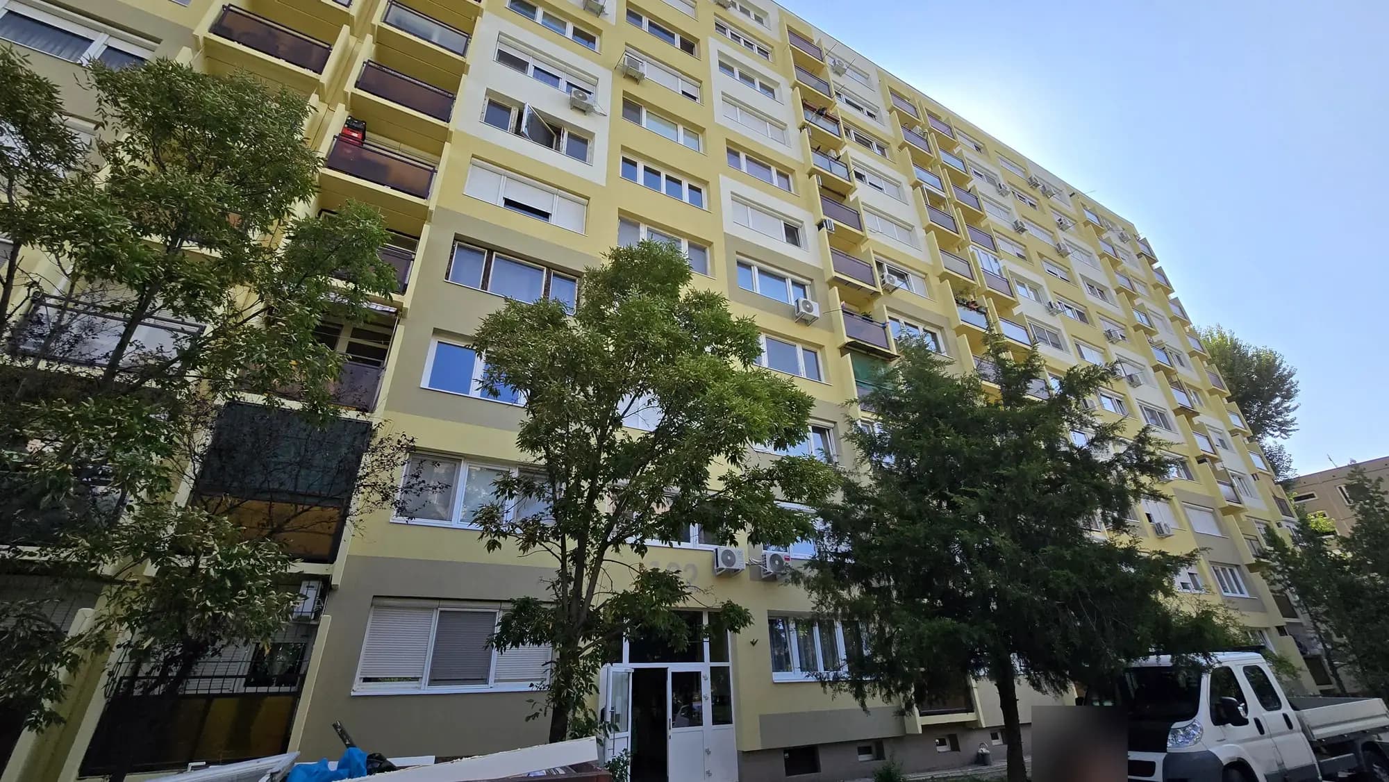 A felújított társasház homlokzata – Ady Endre utca 100–104., Budapest XX. kerület
