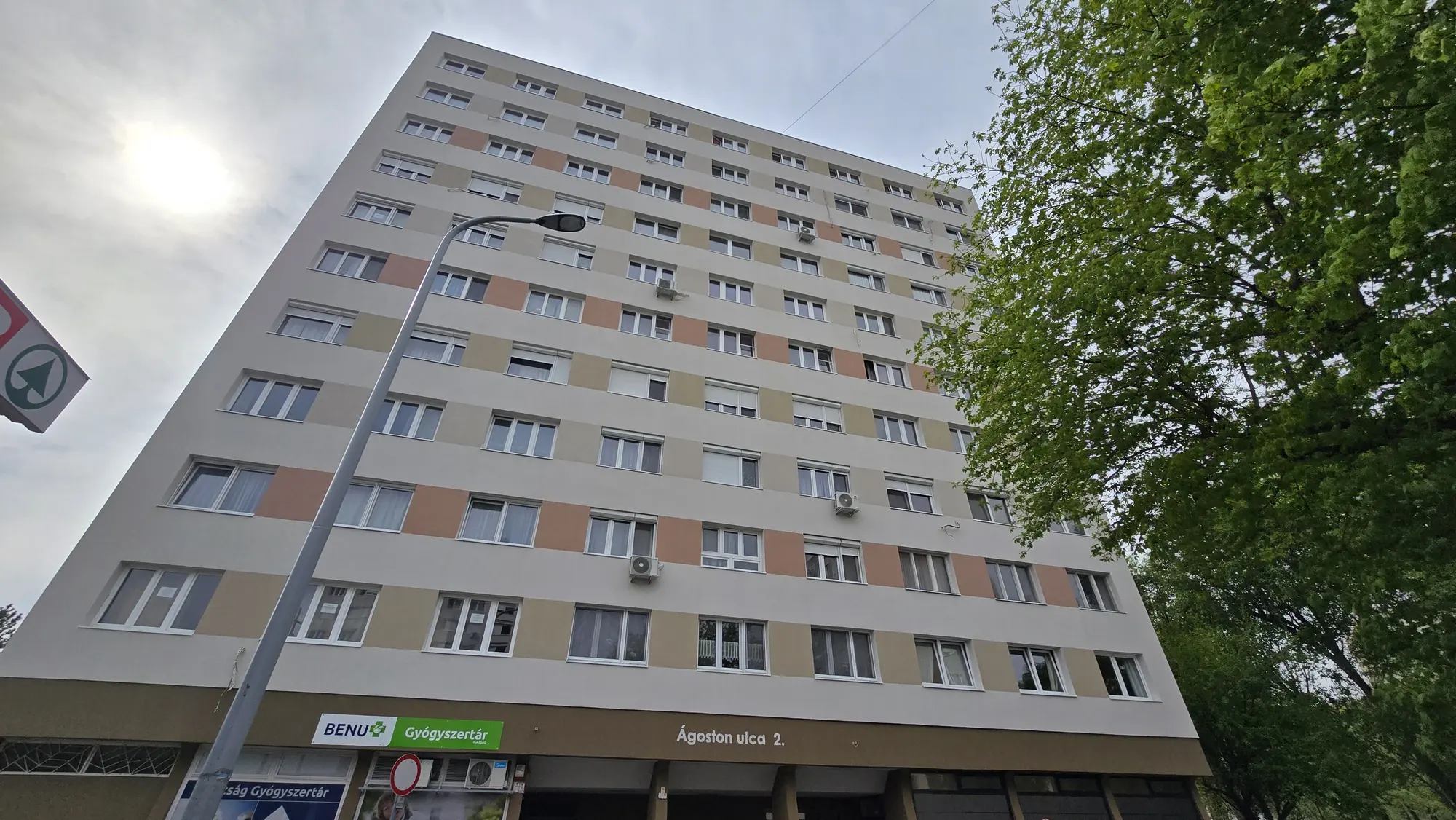 A felújított társasház homlokzata – Ágoston utca 1–3., Budapest III. kerület