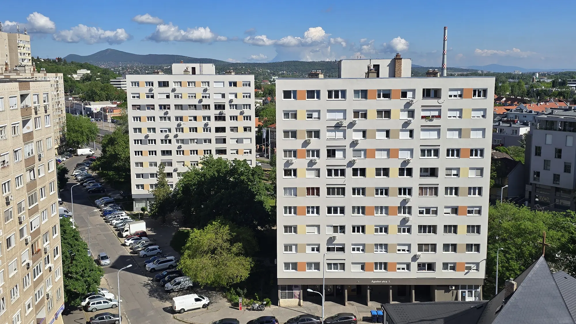 A felújított társasház homlokzata – Ágoston utca 1–3., Budapest III. kerület