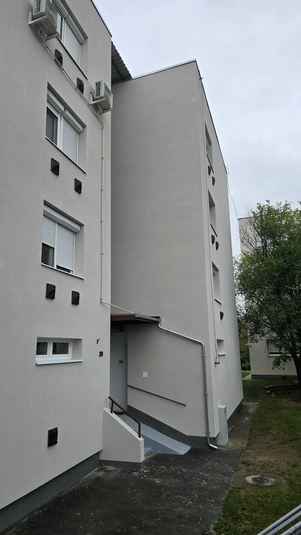 A felújított társasház homlokzata – Arany János utca 39., Budapest XXII. kerület