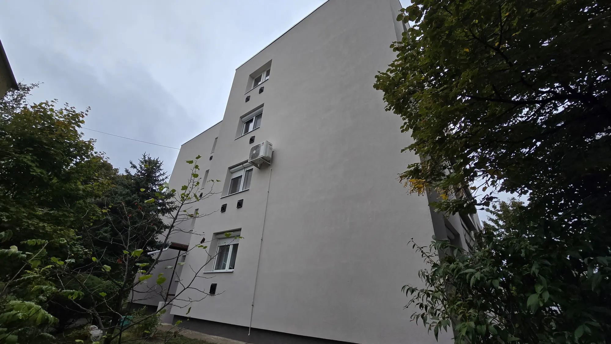 A felújított társasház homlokzata – Arany János utca 39., Budapest XXII. kerület