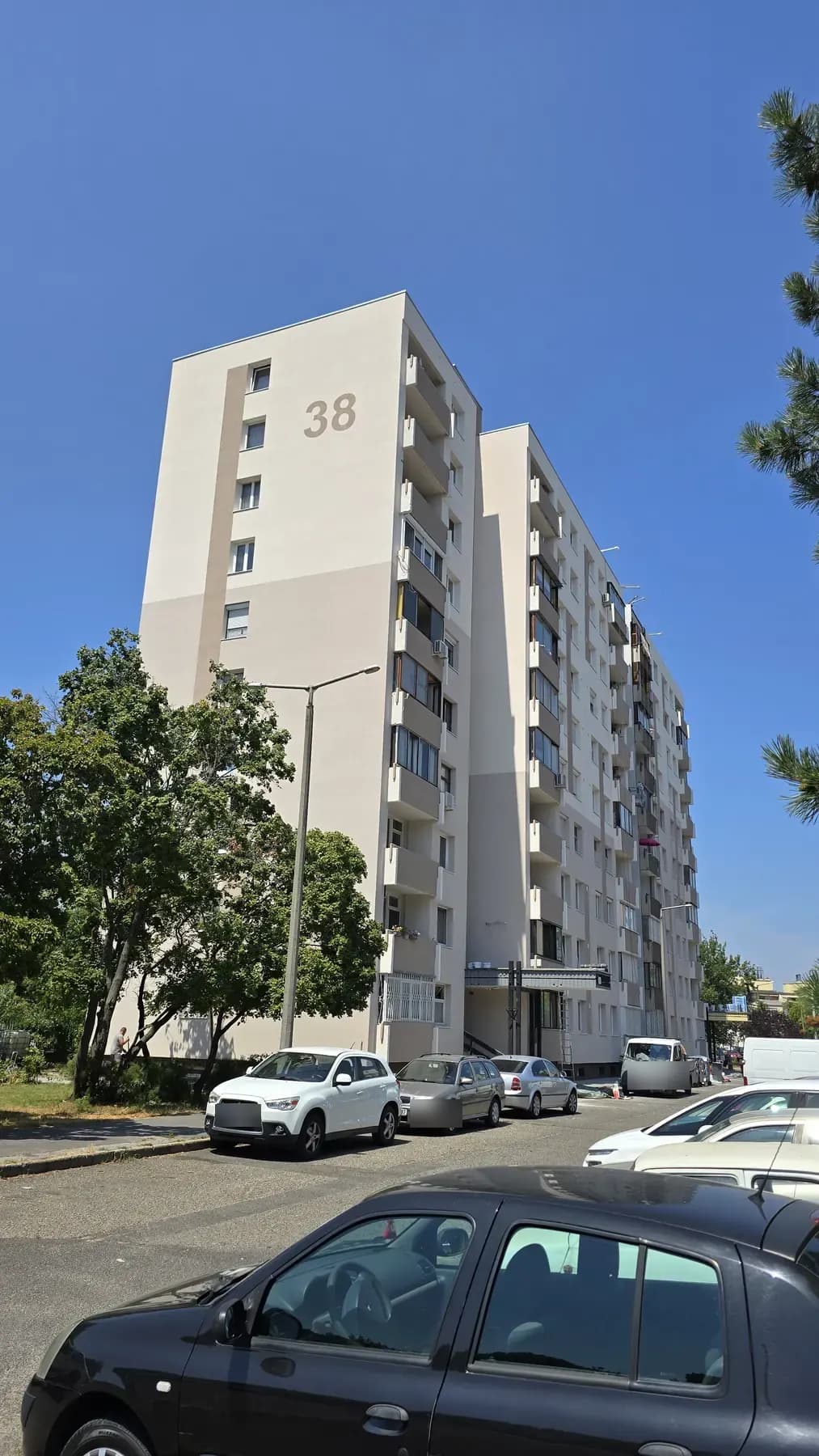 A felújított társasház homlokzata – Baross utca 38., Budapest XX. kerület