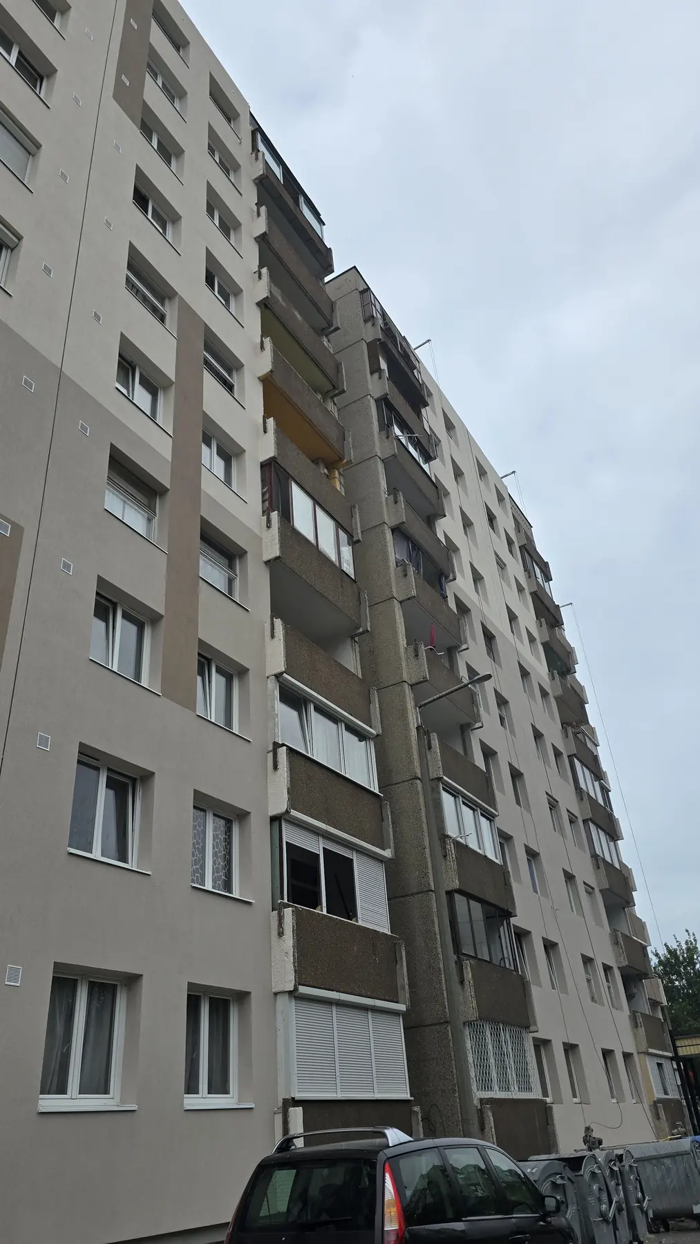 A felújított társasház homlokzata – Baross utca 38., Budapest XX. kerület