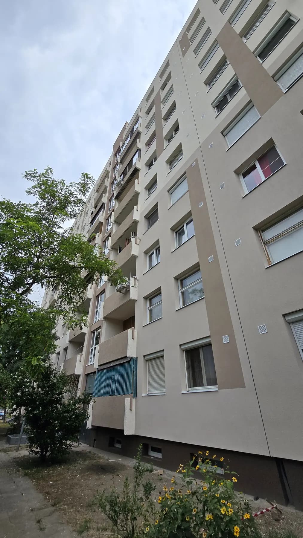 A felújított társasház homlokzata – Baross utca 38., Budapest XX. kerület