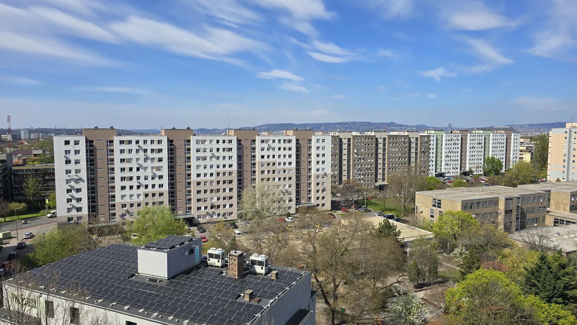 A felújított társasház homlokzata – Baross utca 41–47., Budapest XX. kerület
