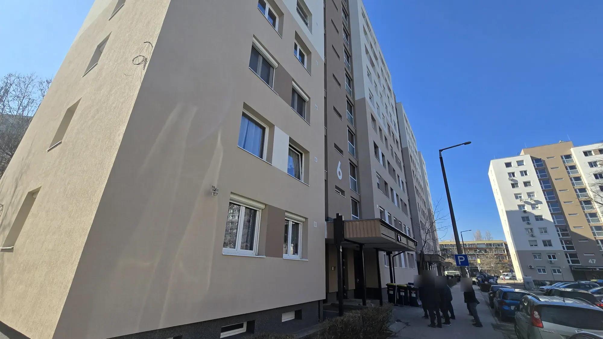 A felújított társasház homlokzata – Bíró Mihály utca 2–6., Budapest XX. kerület
