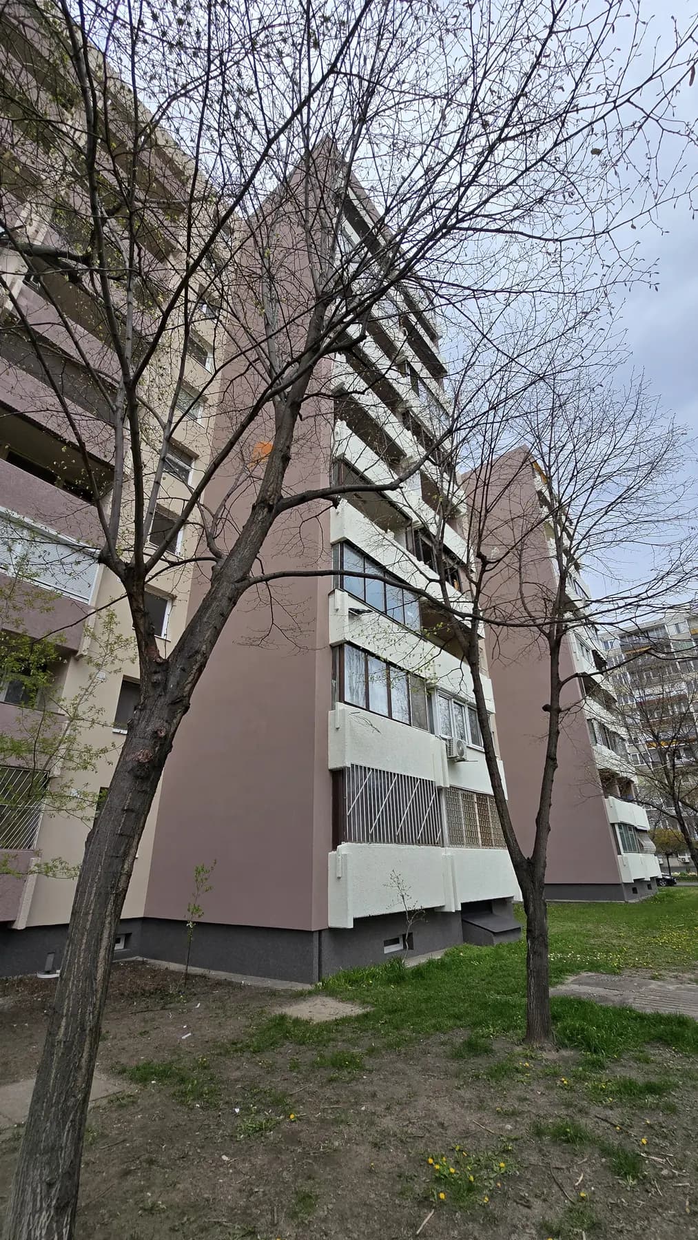 A felújított társasház homlokzata – Bíró Mihály utca 8–14., Budapest XX. kerület