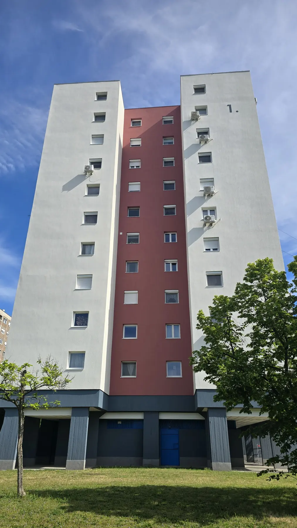 A felújított társasház homlokzata – Boglár utca 1., Budapest III. kerület