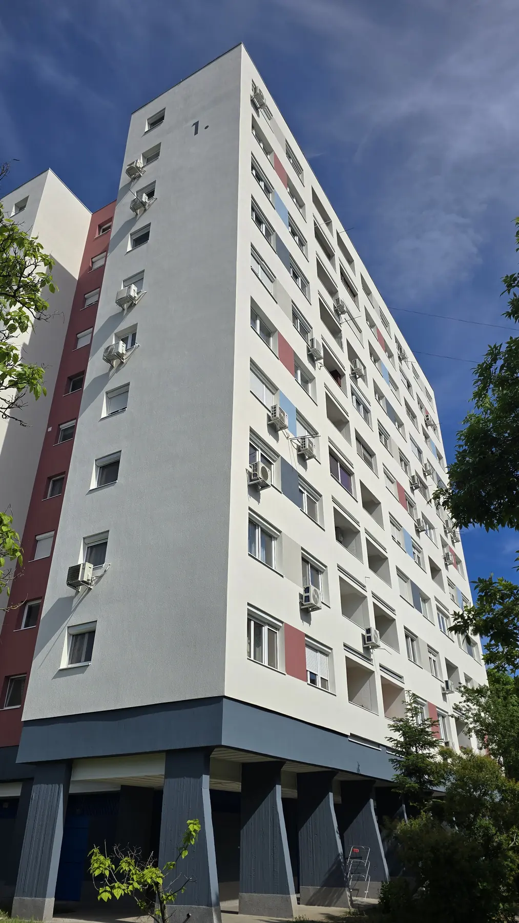A felújított társasház homlokzata – Boglár utca 1., Budapest III. kerület