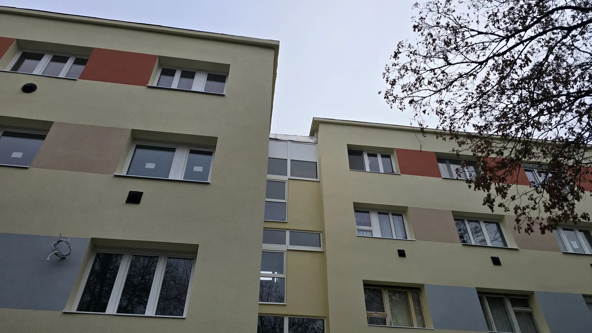 A felújított társasház homlokzata – Dési Huber utca 18., Budapest IX. kerület