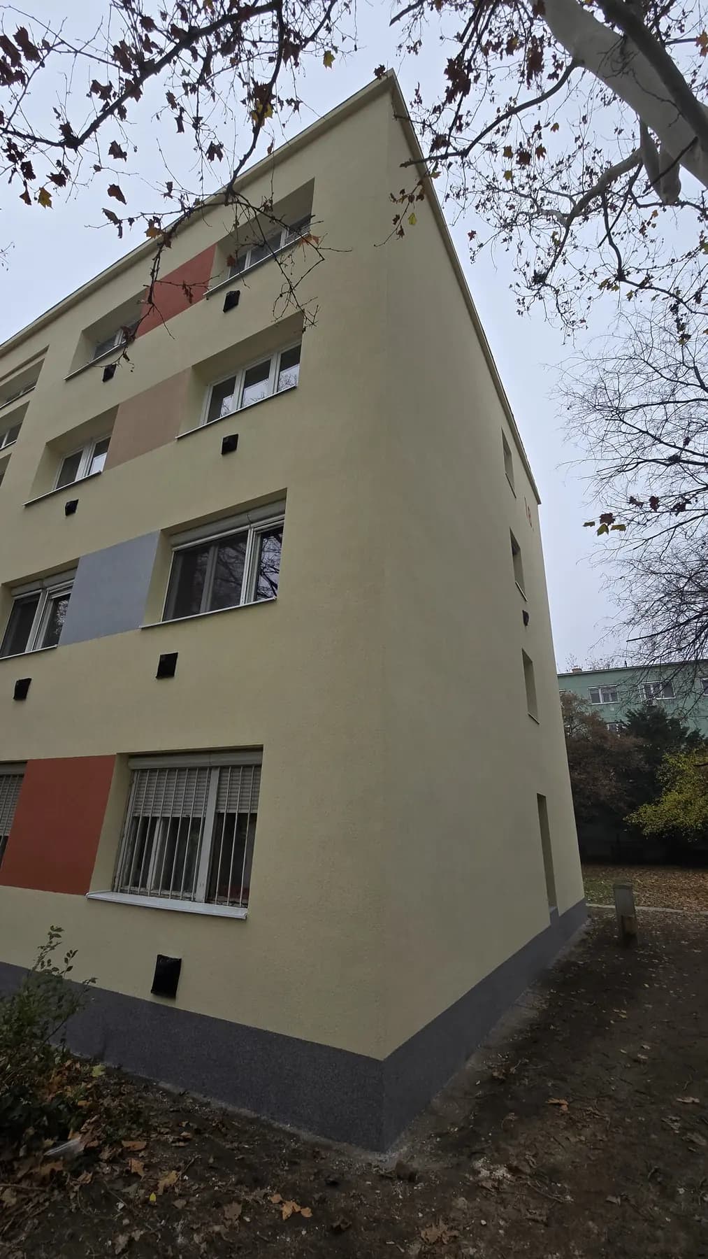 A felújított társasház homlokzata – Dési Huber utca 18., Budapest IX. kerület