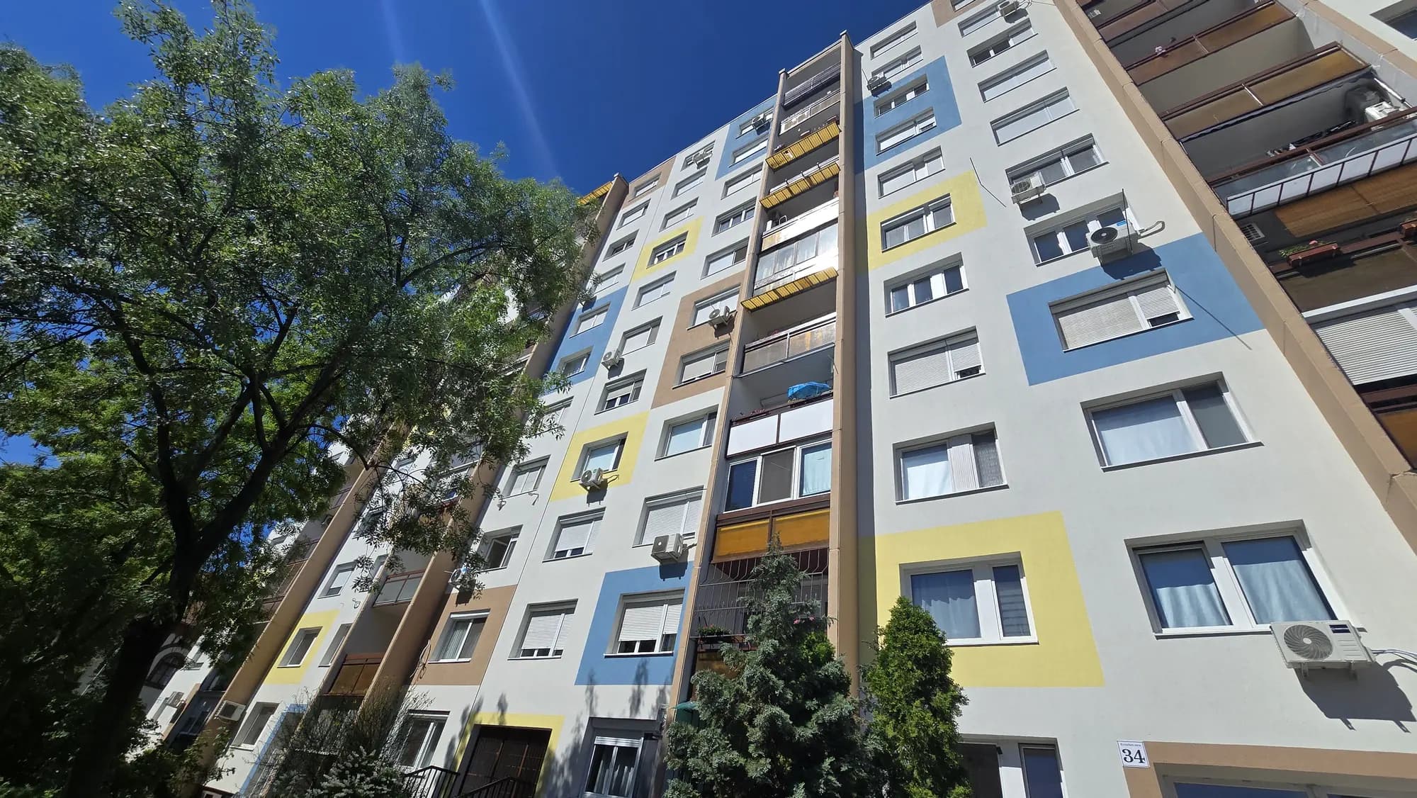 A felújított társasház homlokzata – Erzsébet utca 32–36., Budapest IV. kerület