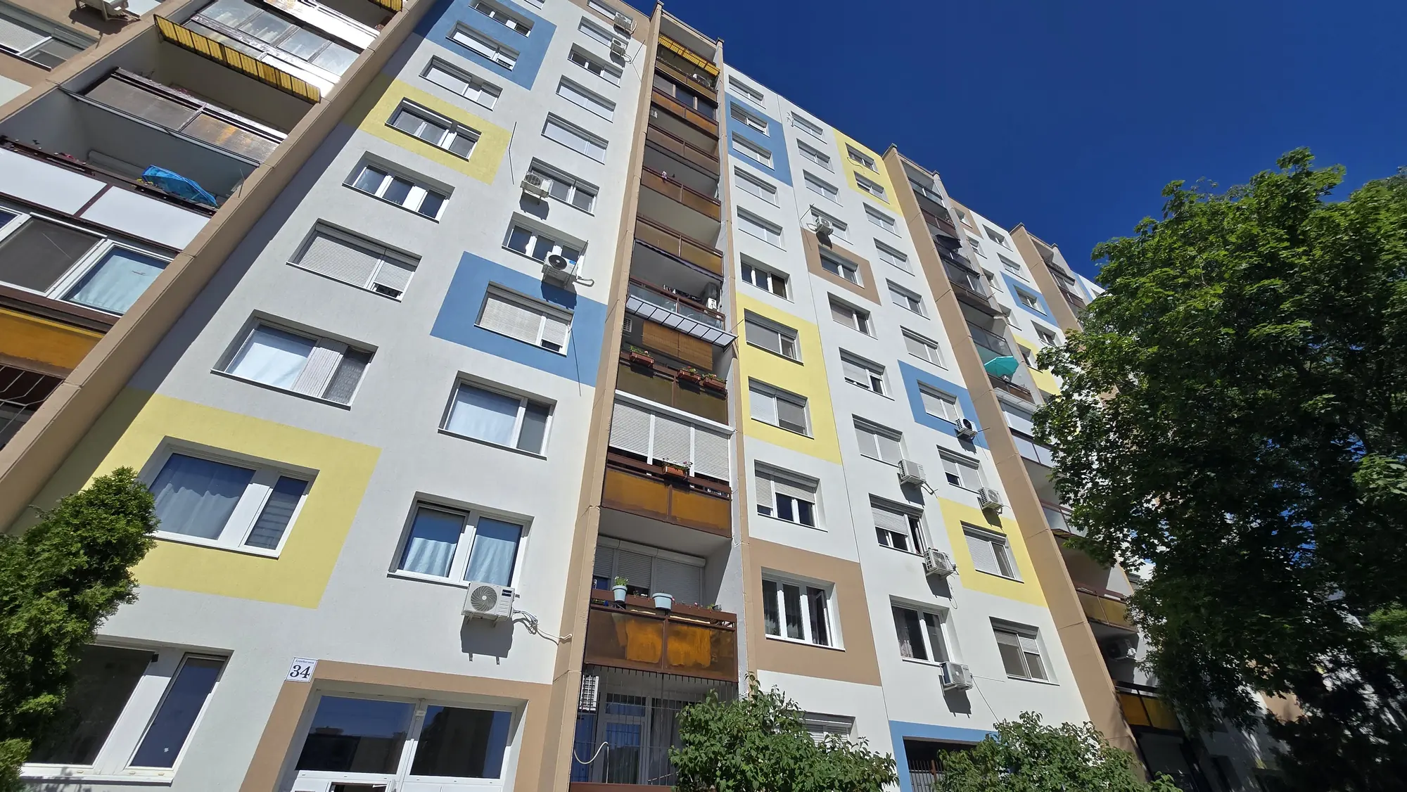 A felújított társasház homlokzata – Erzsébet utca 32–36., Budapest IV. kerület