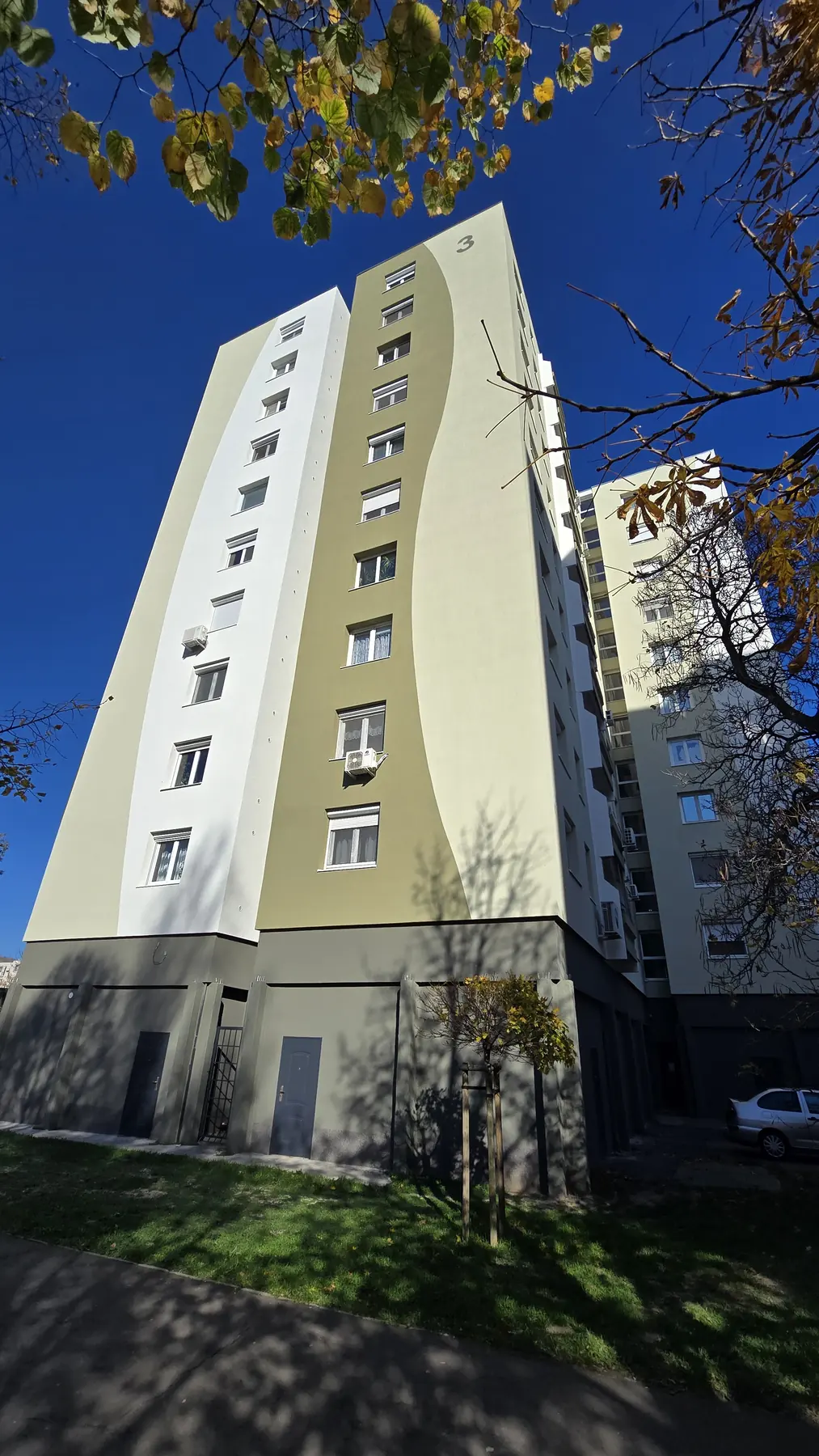 A felújított társasház homlokzata – Füst Milán utca 3., Budapest III. kerület