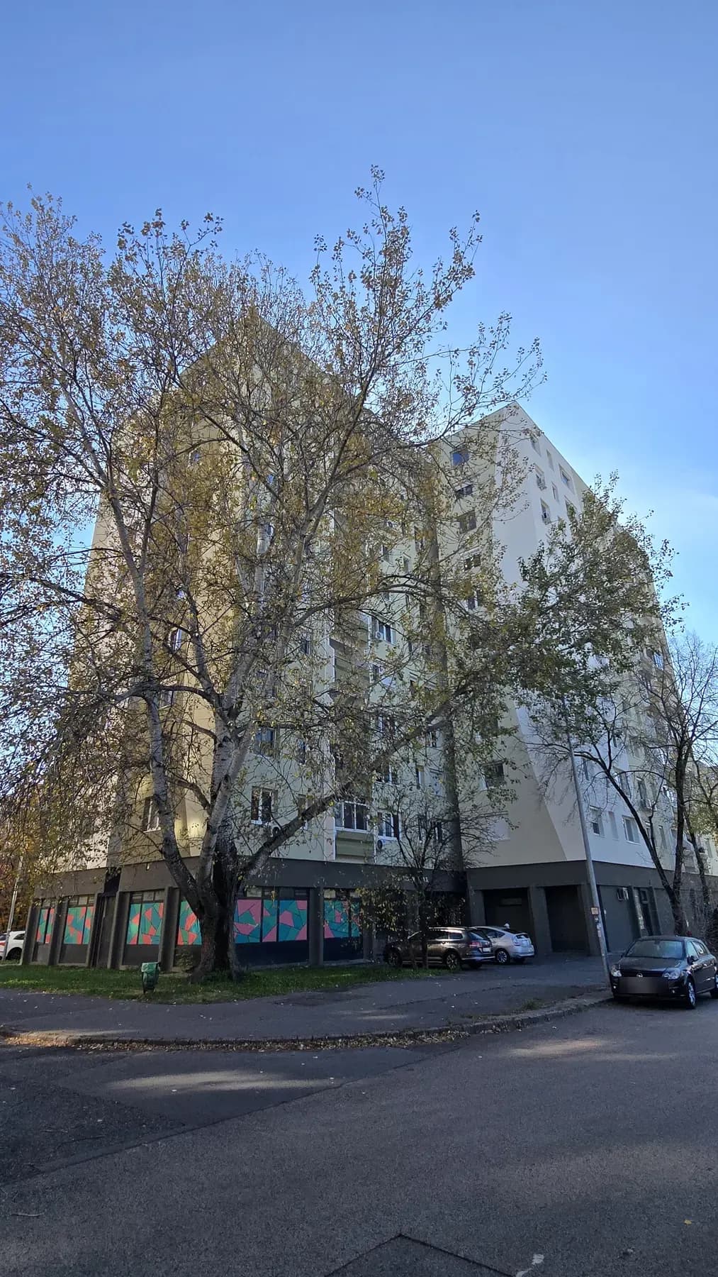 A felújított társasház homlokzata – Füst Milán utca 3., Budapest III. kerület