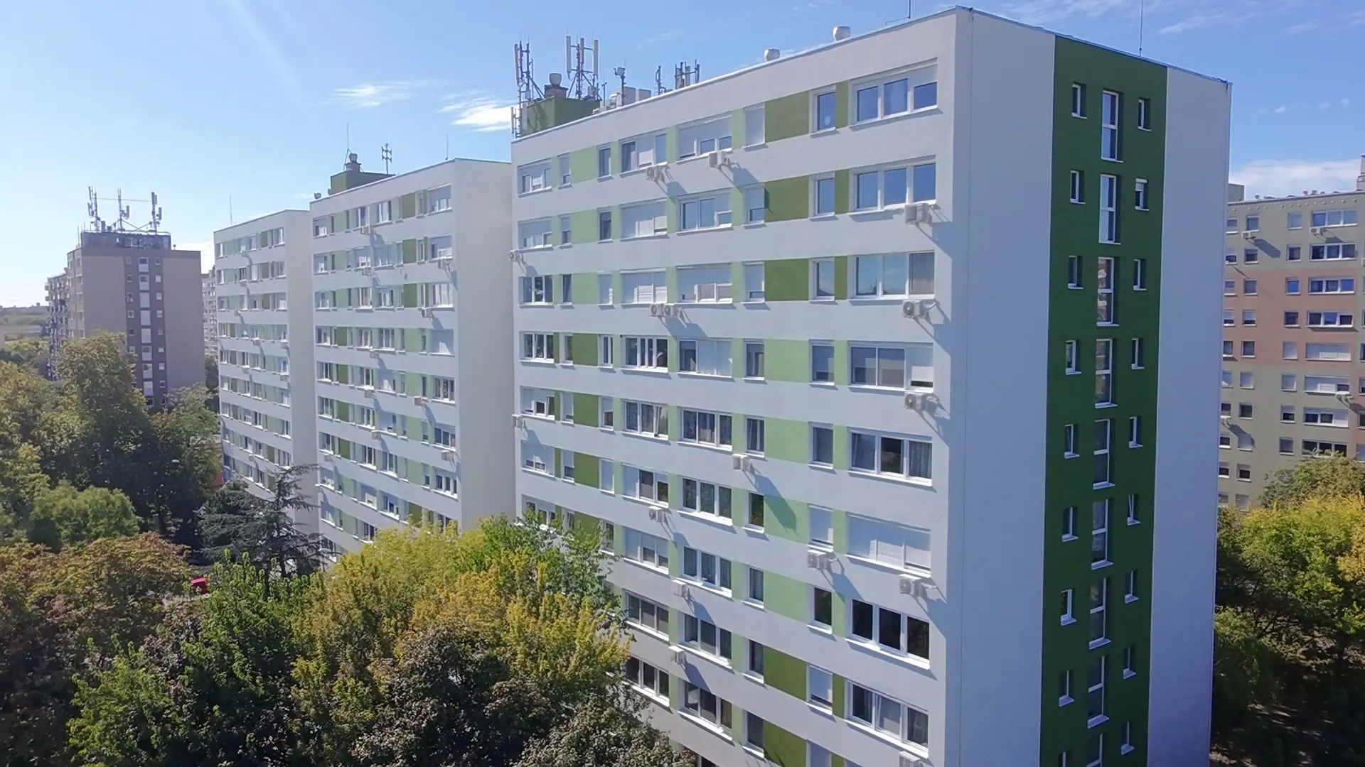 A felújított társasház homlokzata – Gvadányi utca 42–44., Budapest XIV. kerület