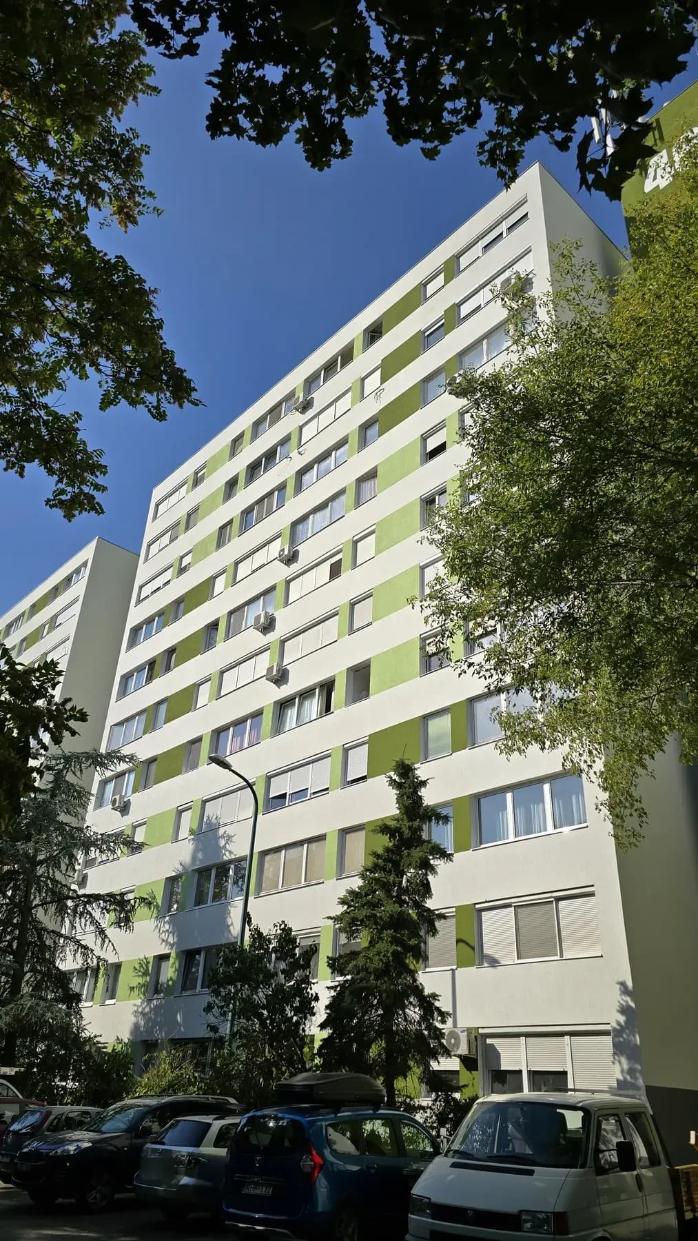 A felújított társasház homlokzata – Gvadányi utca 42–44., Budapest XIV. kerület