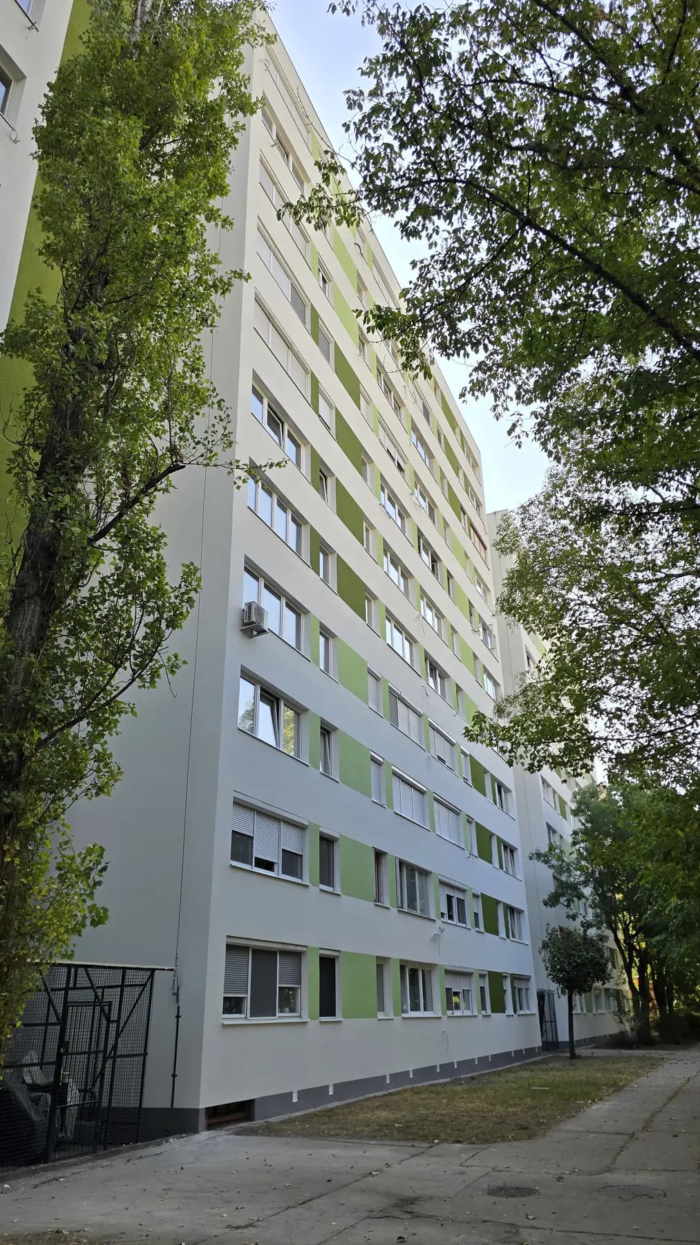 A felújított társasház homlokzata – Gvadányi utca 42–44., Budapest XIV. kerület