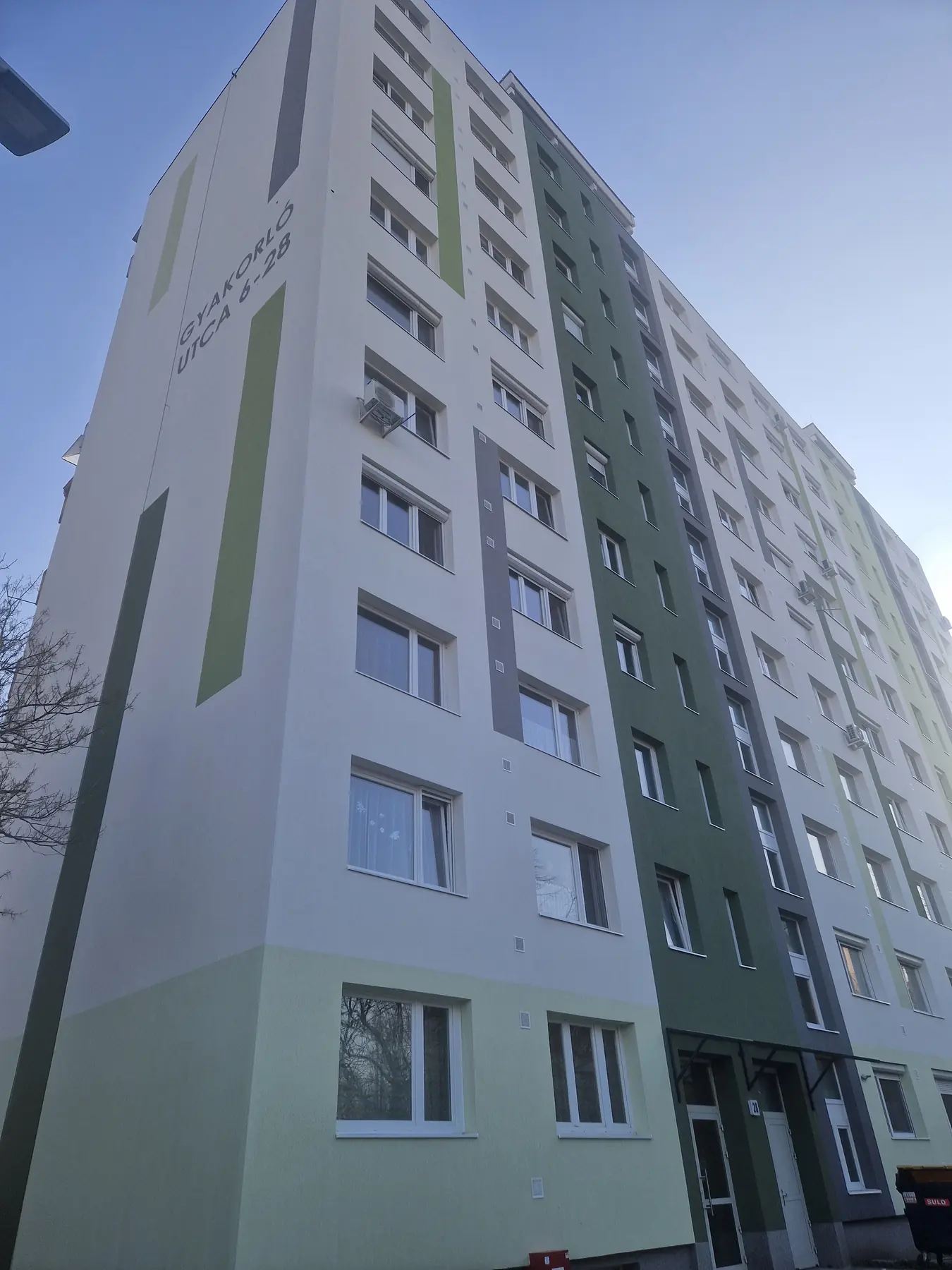 A felújított társasház homlokzata – Gyakorló utca 6–28., Budapest X. kerület