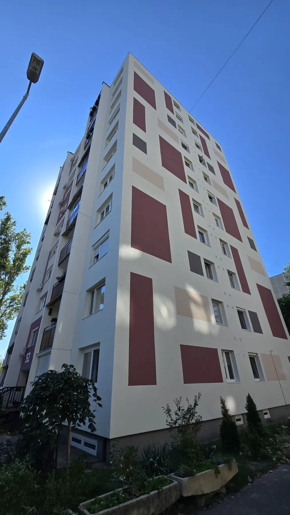 A felújított társasház homlokzata – Istvántelki út 50–52., Budapest IV. kerület