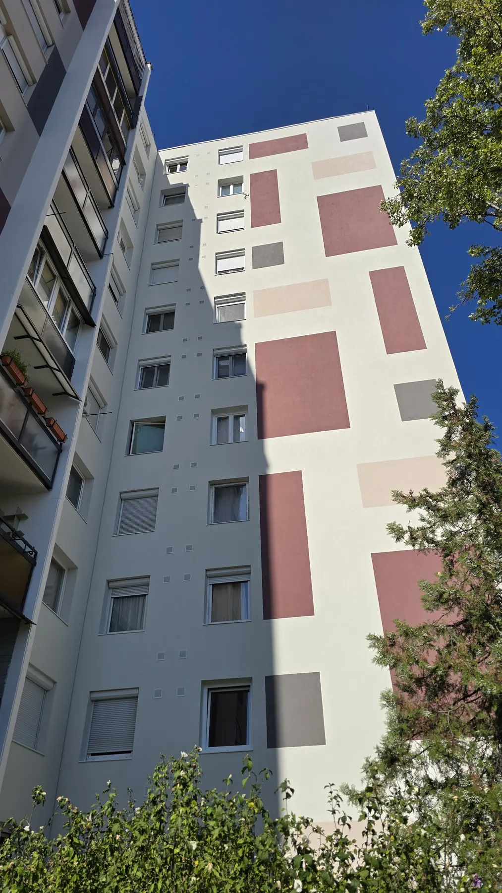 A felújított társasház homlokzata – Istvántelki út 50–52., Budapest IV. kerület