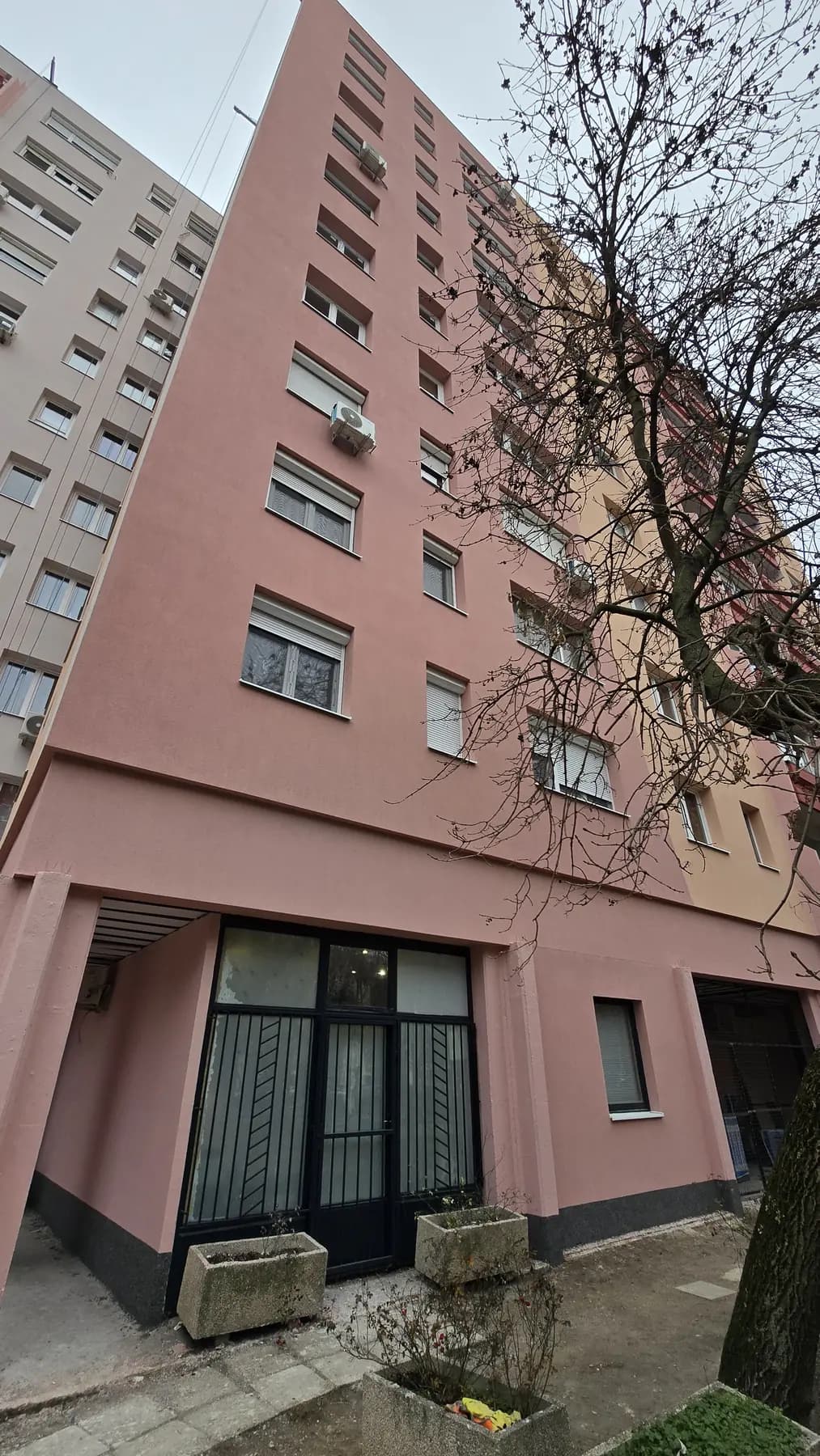 A felújított társasház homlokzata – Juhász Gyula utca 8., Budapest III. kerület