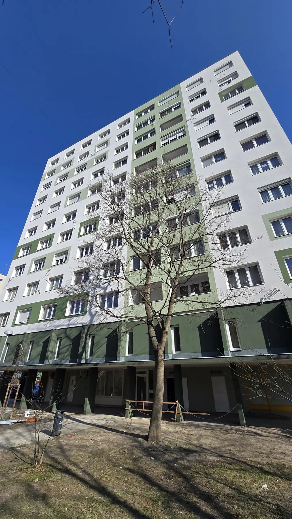 A felújított társasház homlokzata – Kiscelli utca 18., Budapest III. kerület