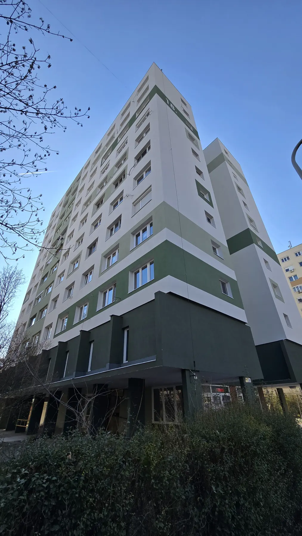 A felújított társasház homlokzata – Kiscelli utca 18., Budapest III. kerület