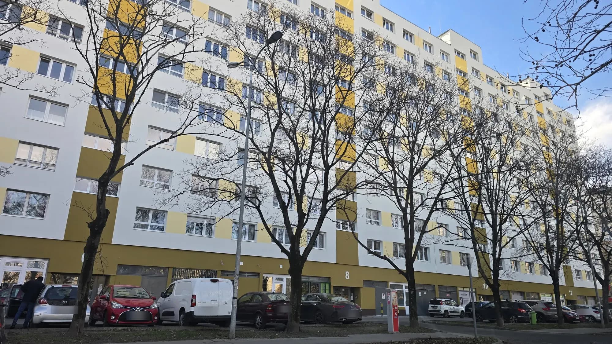 A felújított társasház homlokzata – Kiscelli utca 2–12., Budapest III. kerület