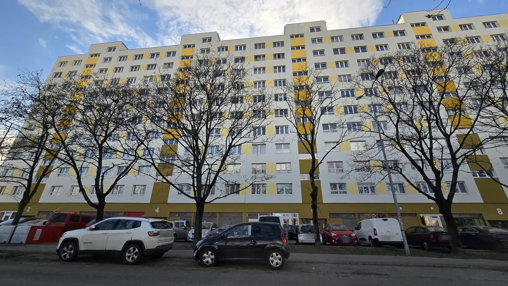 A felújított társasház homlokzata – Kiscelli utca 2–12., Budapest III. kerület