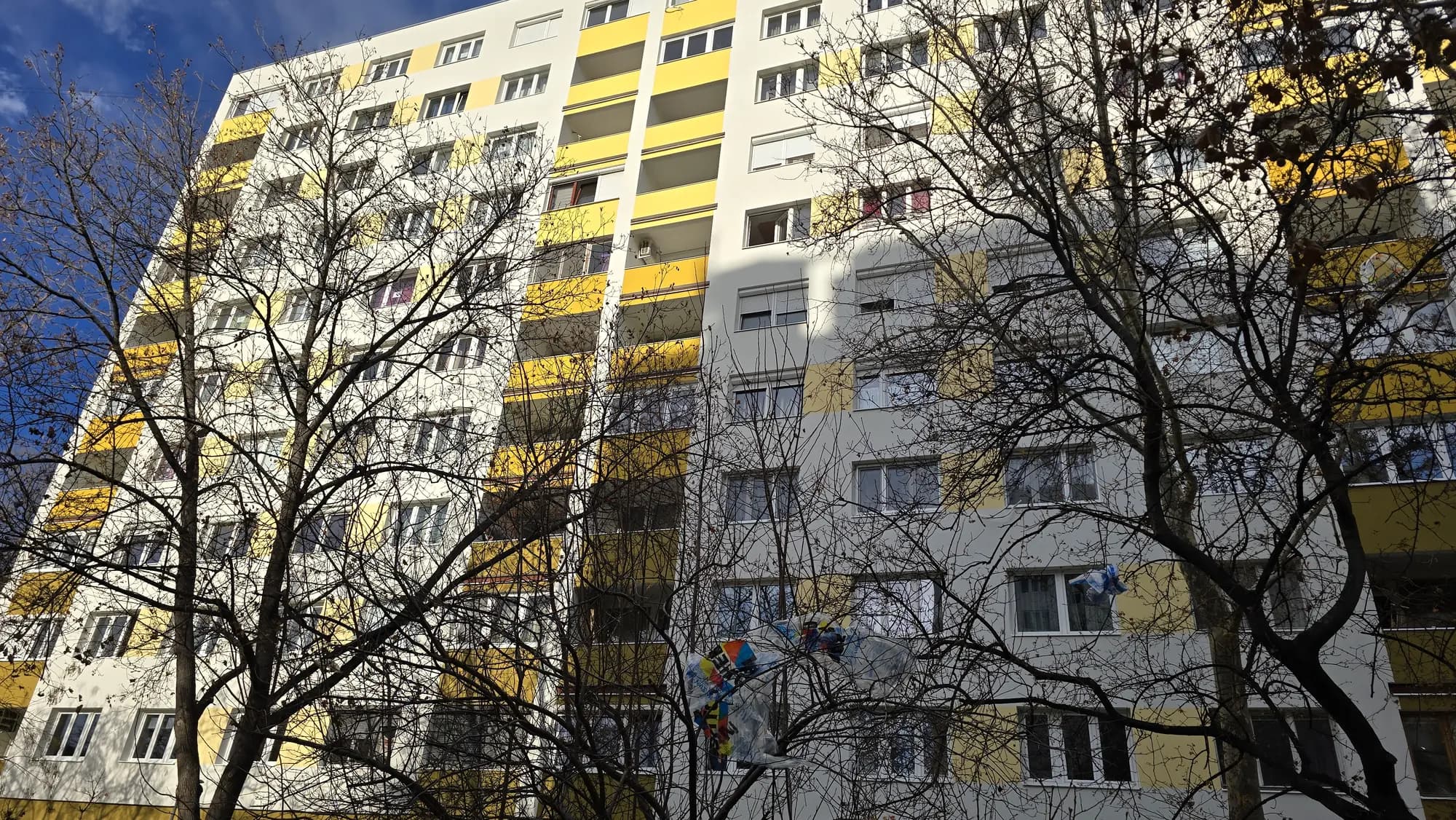 A felújított társasház homlokzata – Kiscelli utca 2–12., Budapest III. kerület