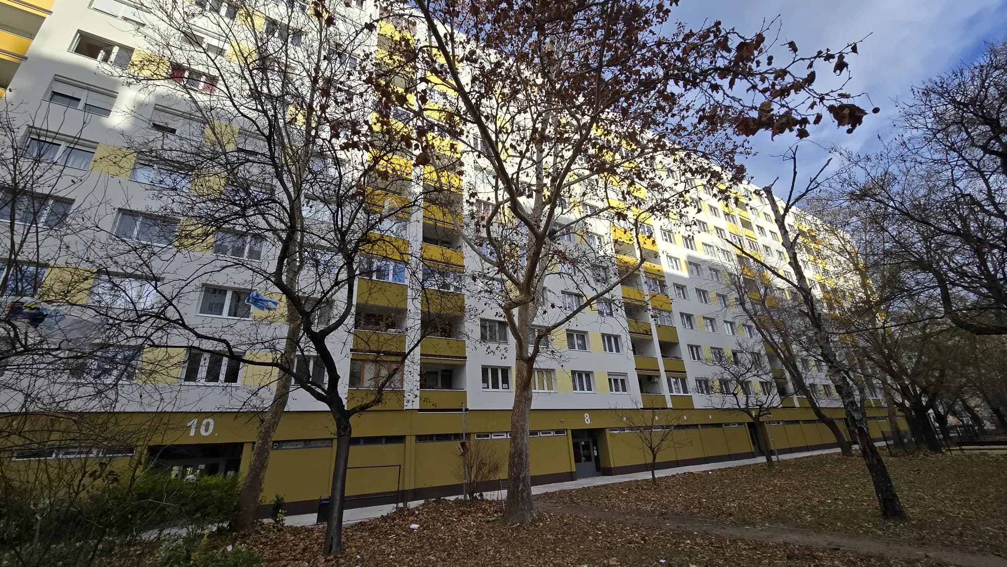 A felújított társasház homlokzata – Kiscelli utca 2–12., Budapest III. kerület