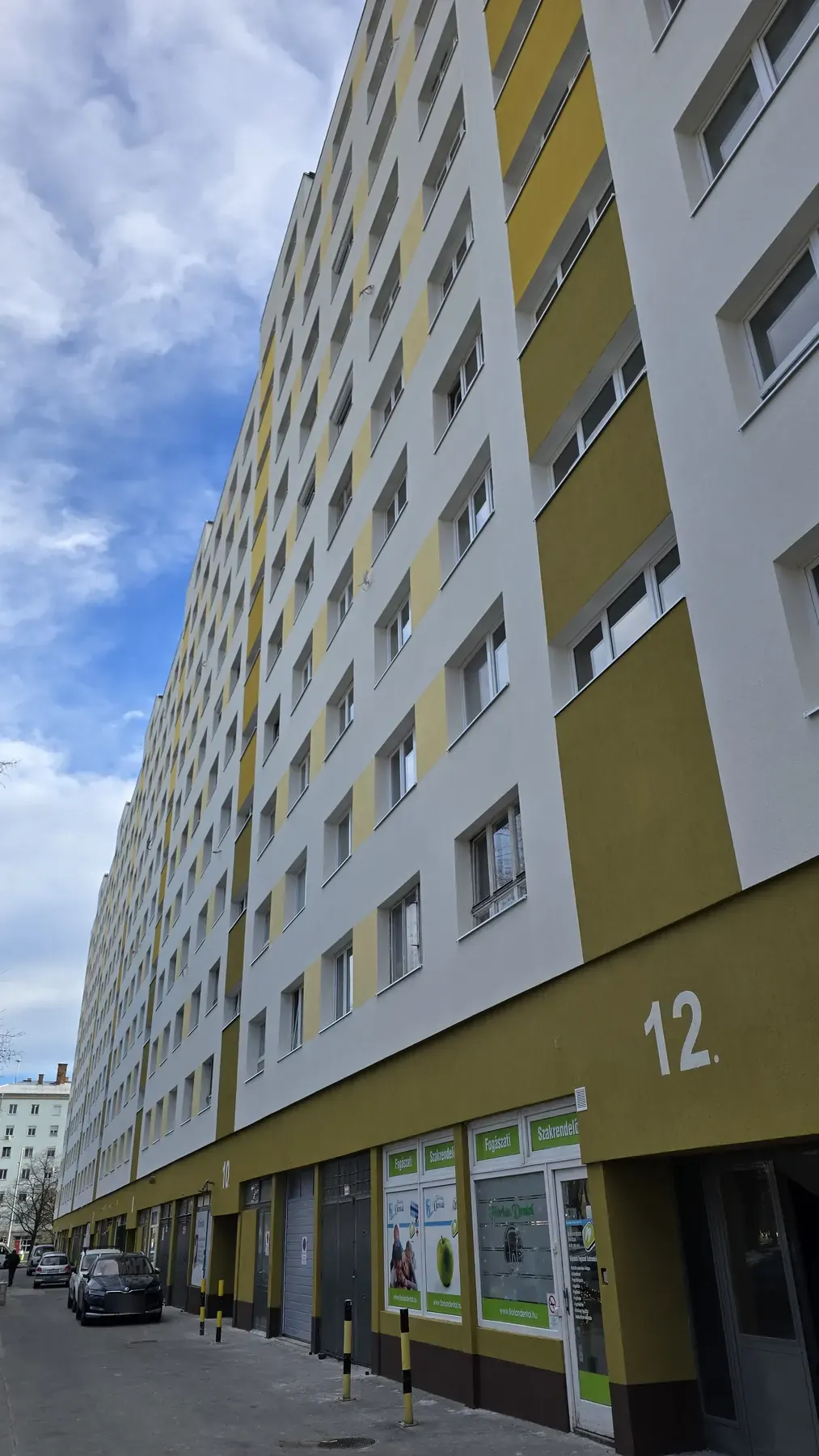 A felújított társasház homlokzata – Kiscelli utca 2–12., Budapest III. kerület