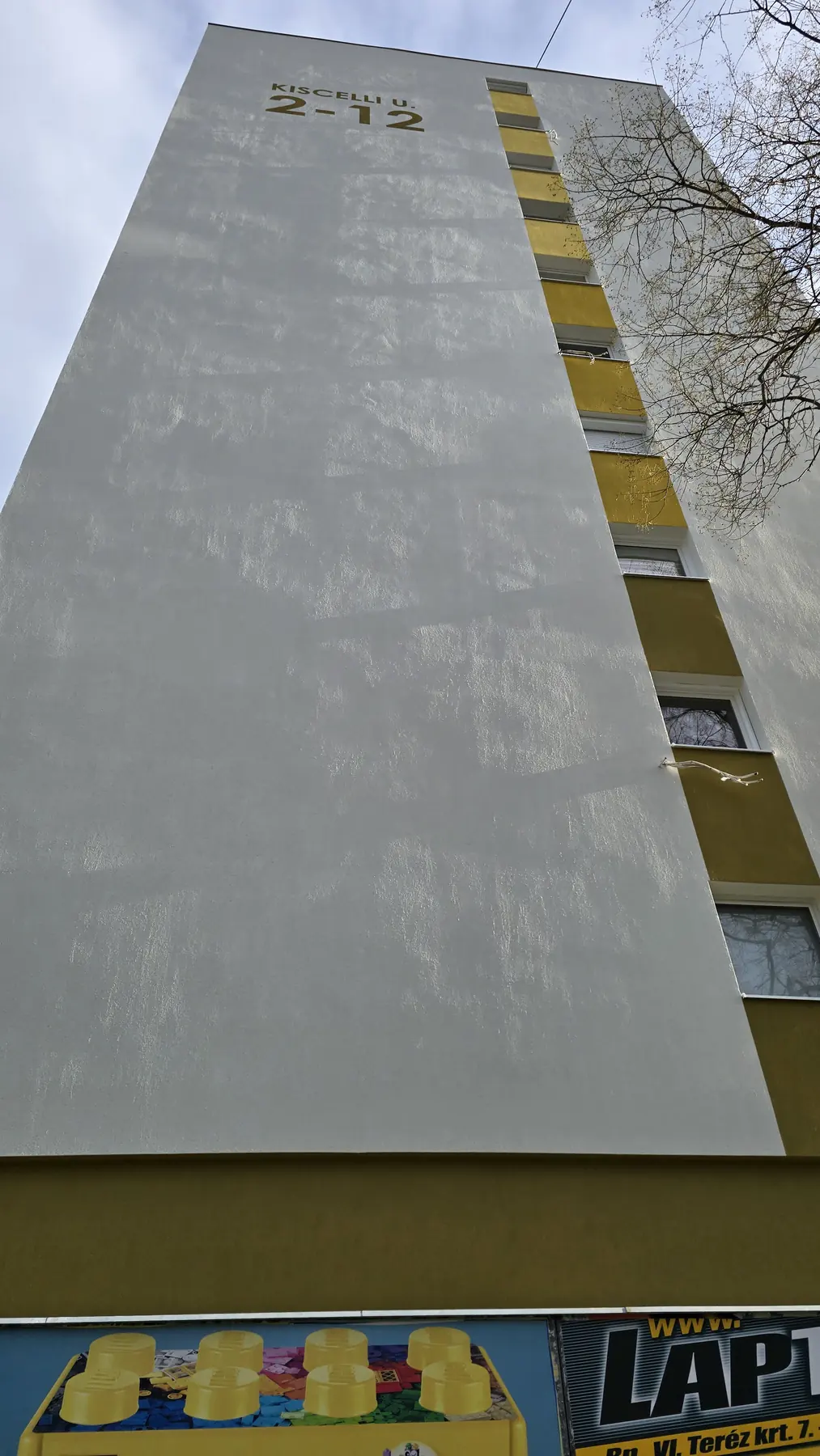 A felújított társasház homlokzata – Kiscelli utca 2–12., Budapest III. kerület