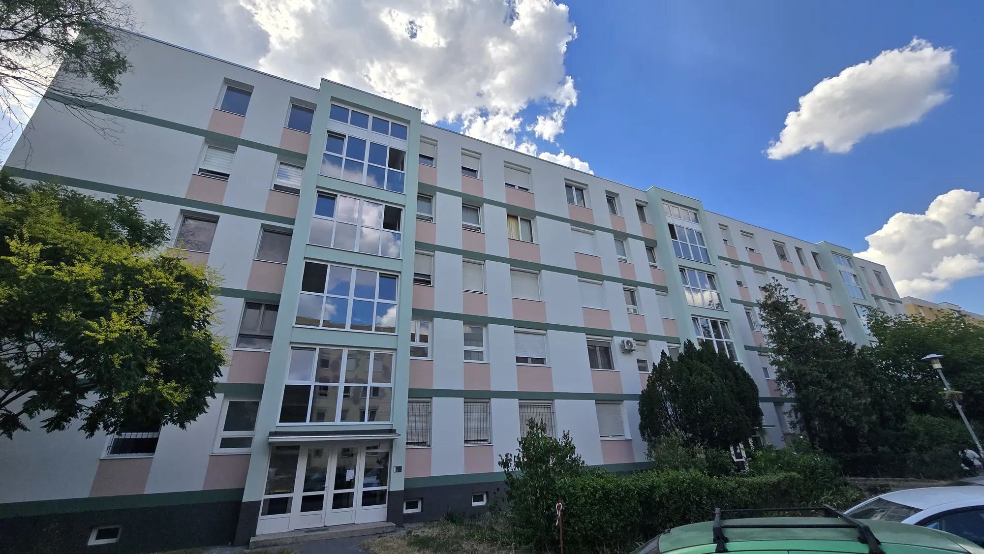 A felújított társasház homlokzata – Napfény utca 5., Budapest IX. kerület