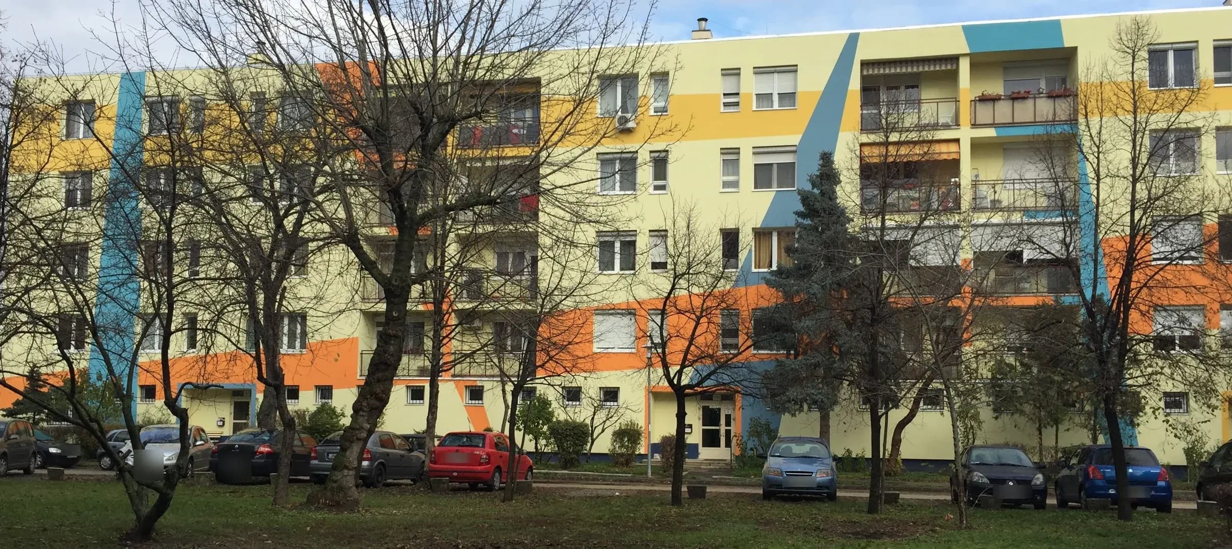 A felújított társasház homlokzata – Vörösdinka utca 7., Budapest X. kerület