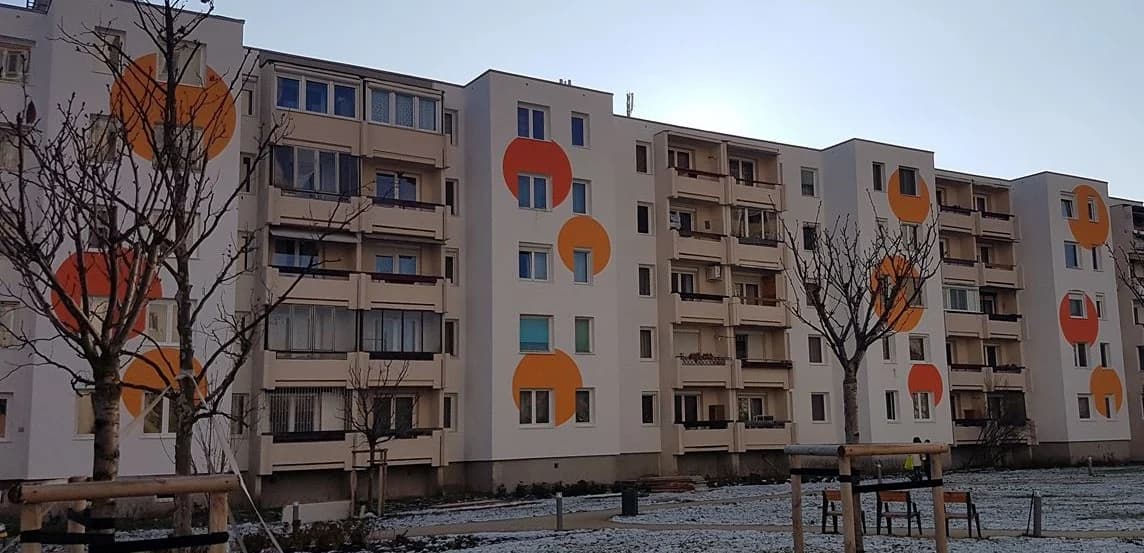 A felújított társasház homlokzata – Füst Milán utca 10–16., Budapest III. kerület
