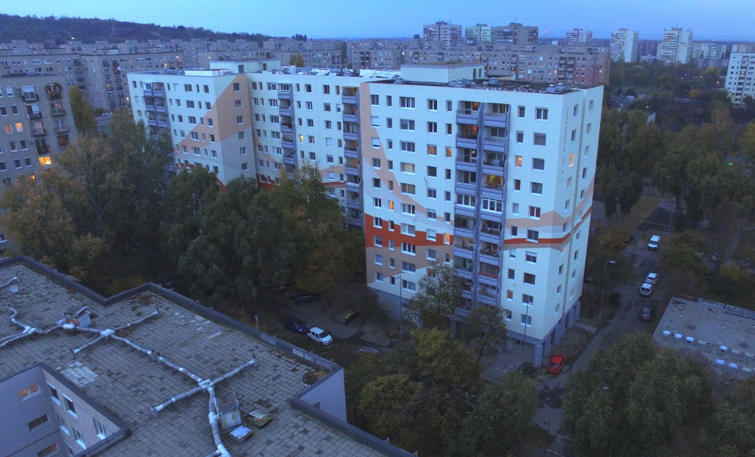 A felújított társasház homlokzata – Jendrassik György utca 1–2., Budapest III. kerület