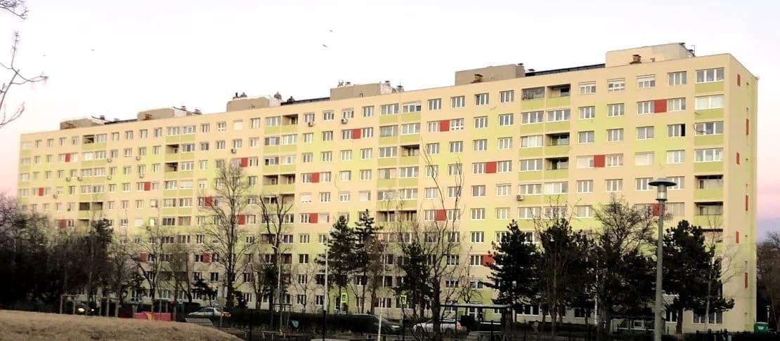 A felújított társasház homlokzata – Tétényi út 20–30., Budapest XI. kerület