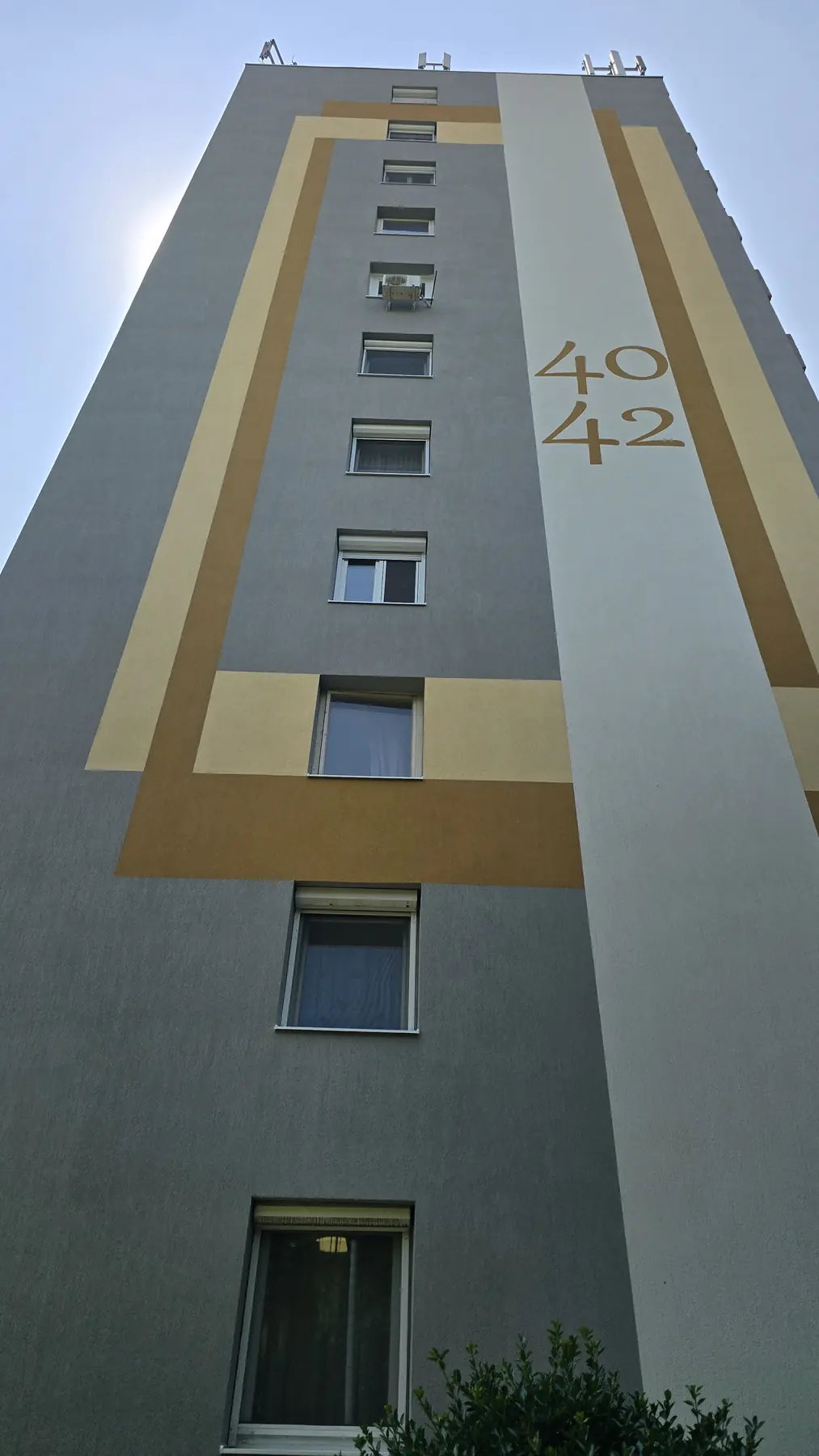 A felújított társasház homlokzata – Sáfrány utca 40–42., Budapest XI. kerület