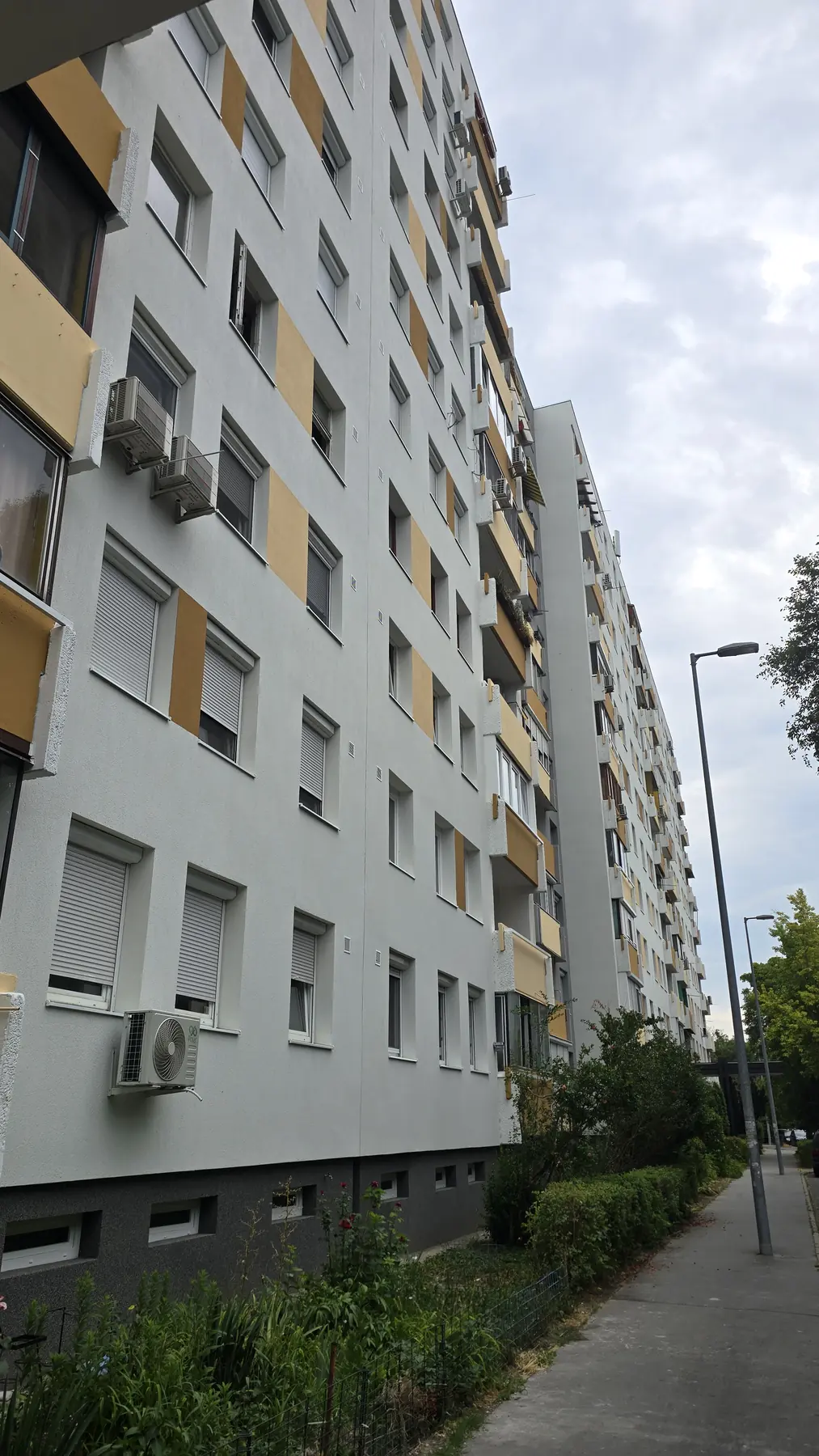A felújított társasház homlokzata – Sáfrány utca 40–42., Budapest XI. kerület