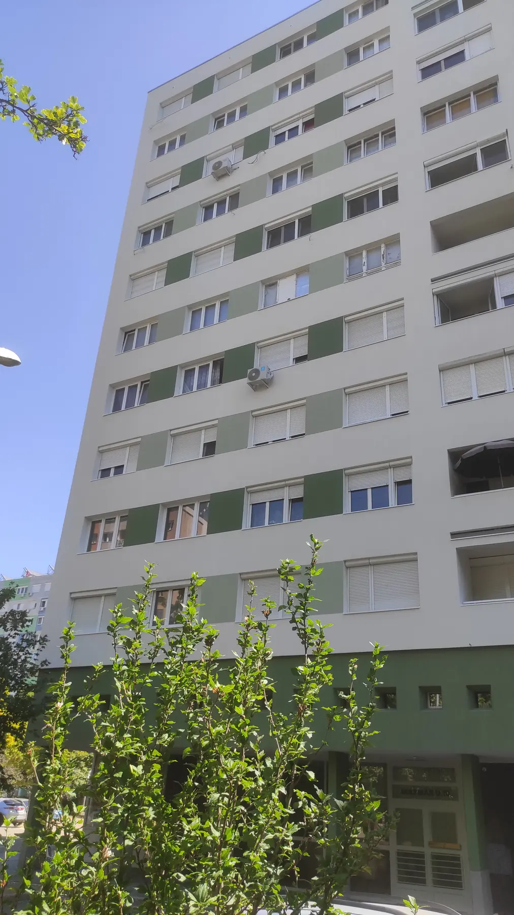 A felújított társasház homlokzata – Solymár utca 2–10., Budapest III. kerület
