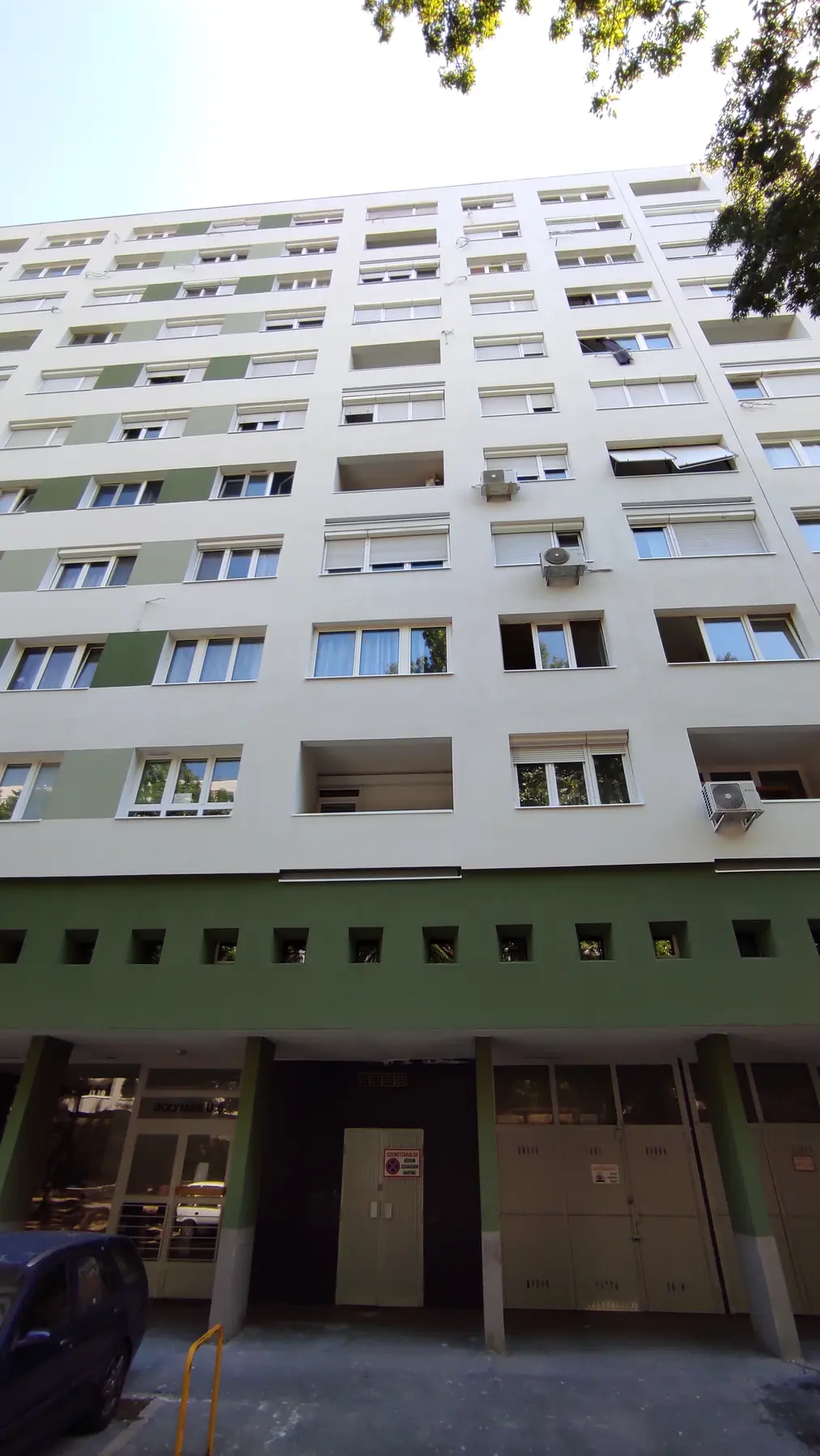 A felújított társasház homlokzata – Solymár utca 2–10., Budapest III. kerület