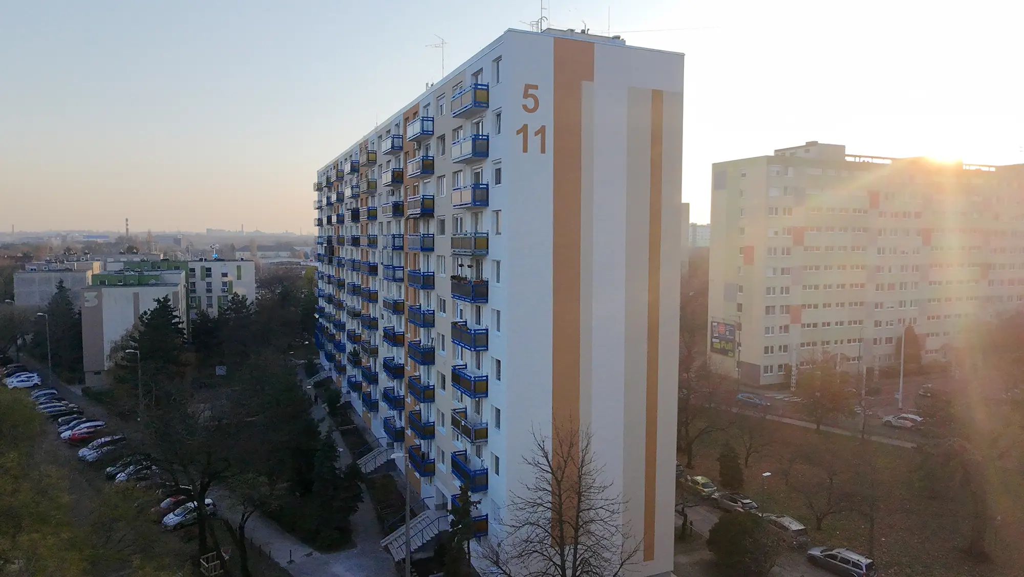 A felújított társasház homlokzata – Szentmihályi út 5–11., Budapest XIV. kerület