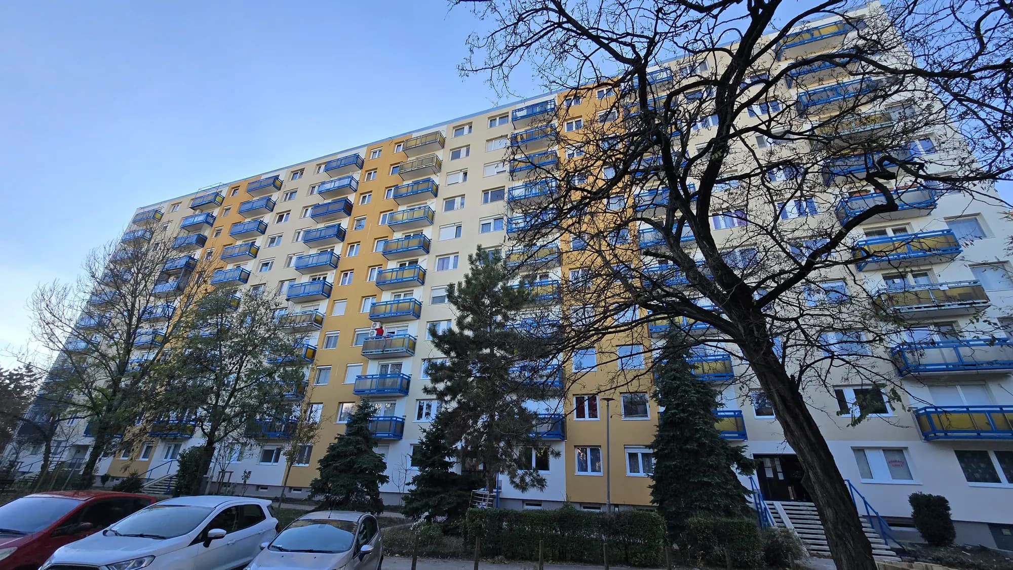 A felújított társasház homlokzata – Szentmihályi út 5–11., Budapest XIV. kerület