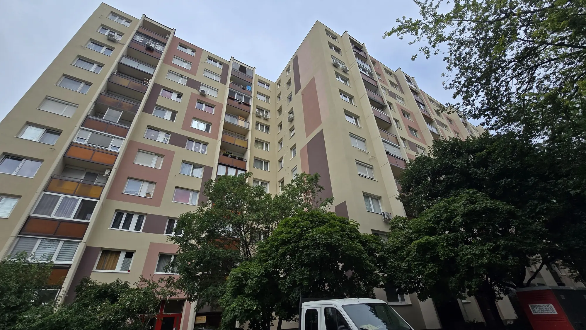 A felújított társasház homlokzata – Szigeti József utca 5–9., Budapest IV. kerület