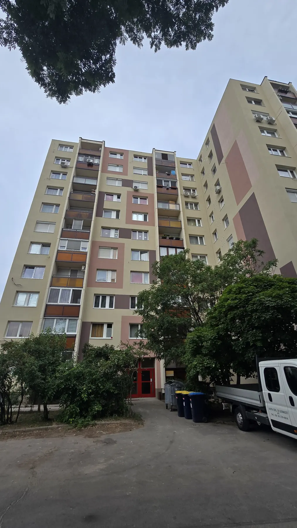 A felújított társasház homlokzata – Szigeti József utca 5–9., Budapest IV. kerület