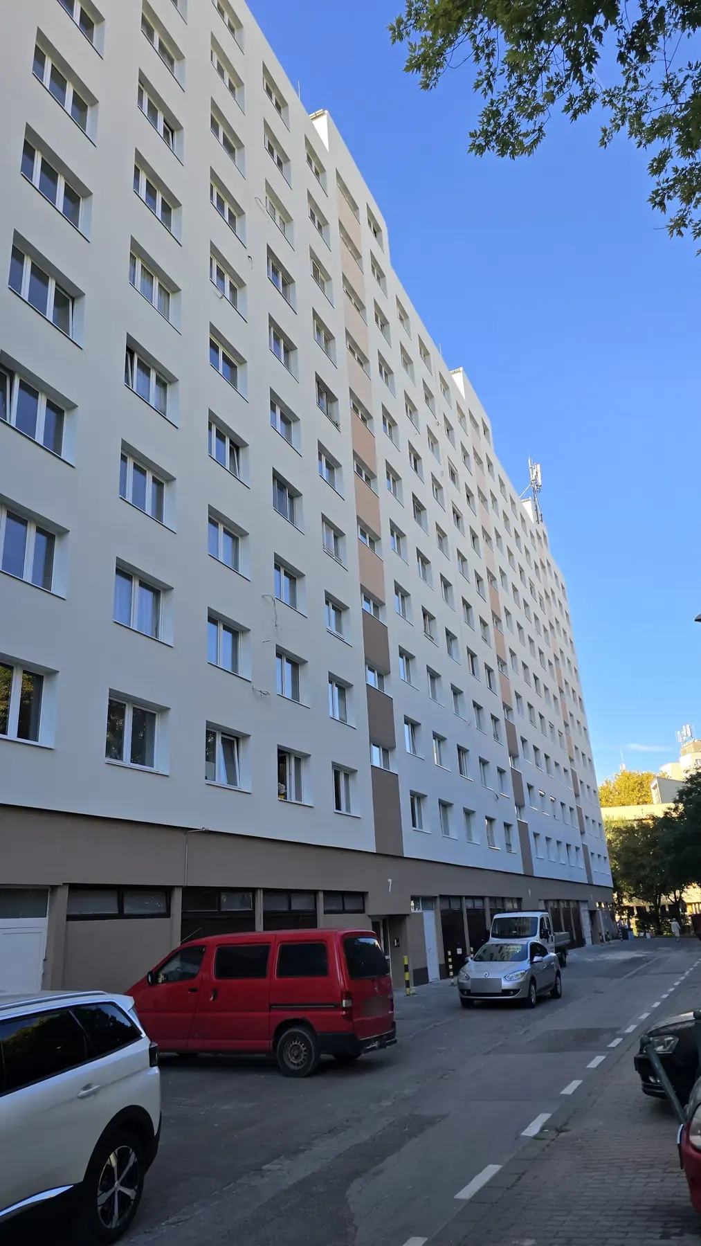 A felújított társasház homlokzata – Szőlő köz 1–11., Budapest III. kerület