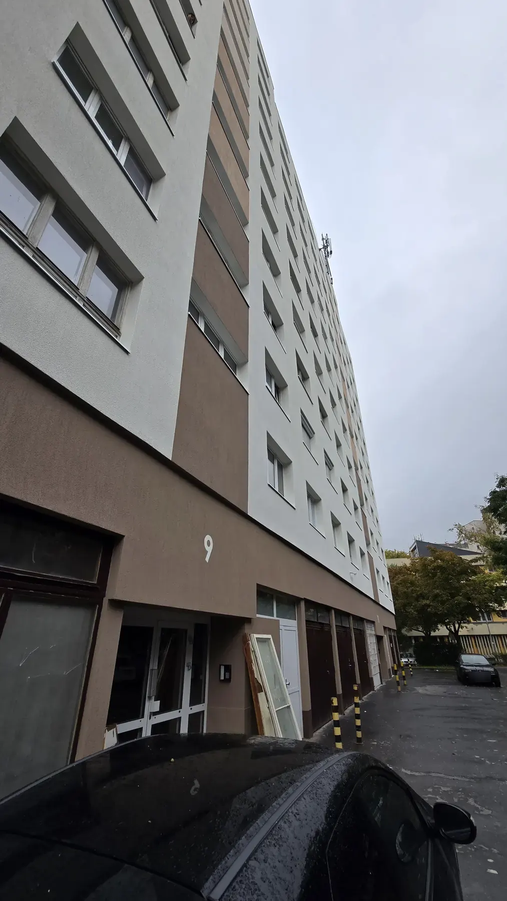 A felújított társasház homlokzata – Szőlő köz 1–11., Budapest III. kerület