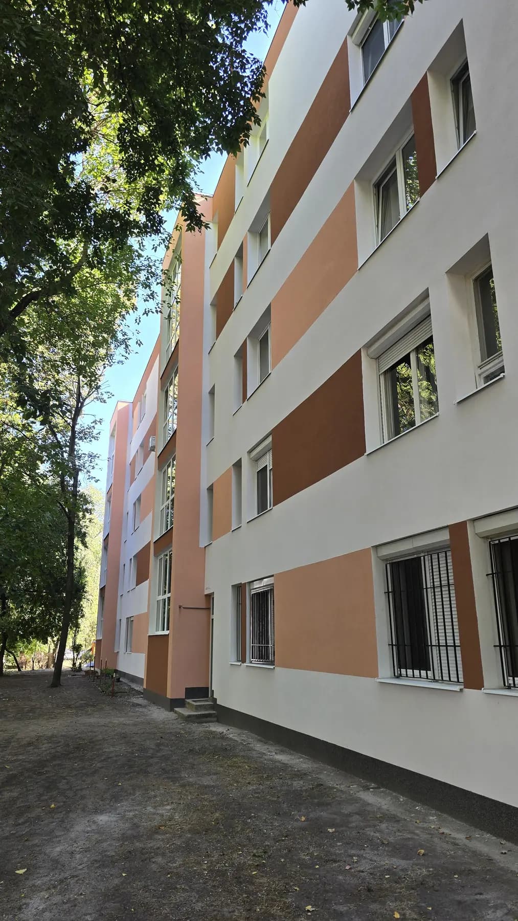 A felújított társasház homlokzata – Szőlőhegy utca 9., Budapest X. kerület
